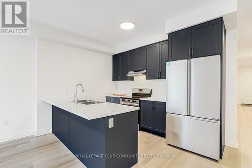 7483 Splendour Drive, Niagara Falls, ON - Indoor Photo Showing Kitchen With Double Sink