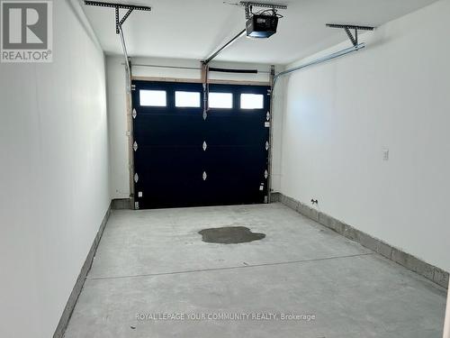 7483 Splendour Drive, Niagara Falls, ON - Indoor Photo Showing Garage