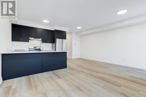 7483 Splendour Drive, Niagara Falls, ON - Indoor Photo Showing Kitchen