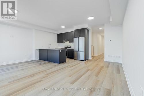 7483 Splendour Drive, Niagara Falls, ON - Indoor Photo Showing Kitchen