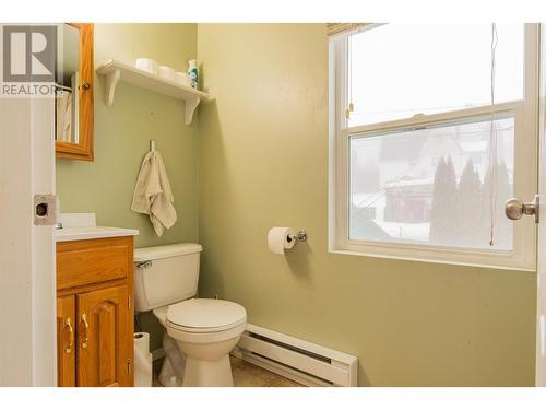 615 Dickens Street, Warfield, BC - Indoor Photo Showing Bathroom