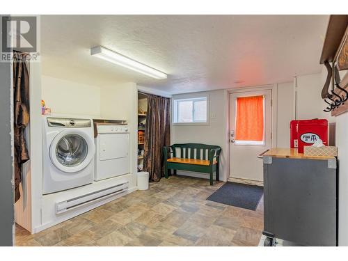 615 Dickens Street, Warfield, BC - Indoor Photo Showing Laundry Room