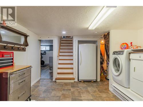 615 Dickens Street, Warfield, BC - Indoor Photo Showing Laundry Room