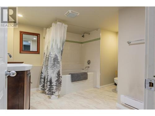 615 Dickens Street, Warfield, BC - Indoor Photo Showing Bathroom