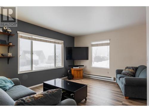 615 Dickens Street, Warfield, BC - Indoor Photo Showing Living Room