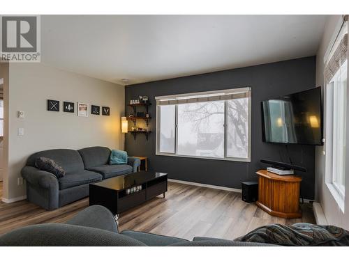 615 Dickens Street, Warfield, BC - Indoor Photo Showing Living Room