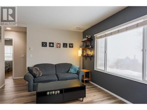 615 Dickens Street, Warfield, BC - Indoor Photo Showing Living Room