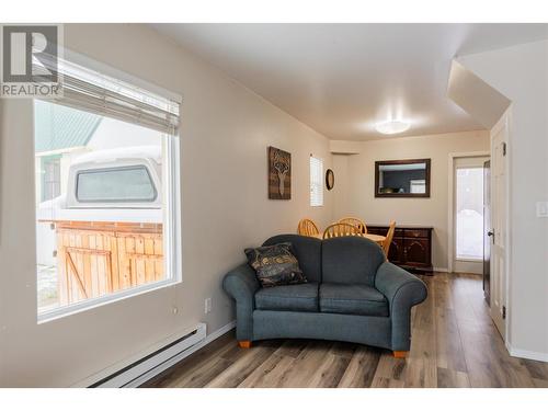 615 Dickens Street, Warfield, BC - Indoor Photo Showing Living Room