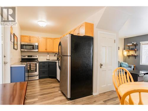 615 Dickens Street, Warfield, BC - Indoor Photo Showing Kitchen