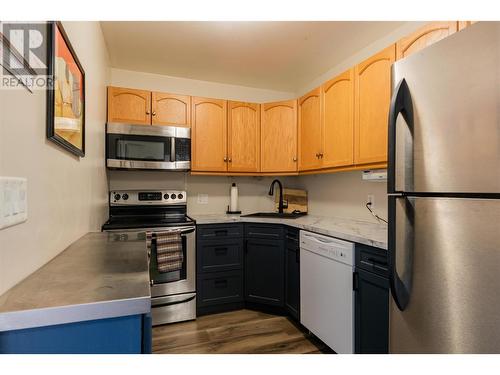 615 Dickens Street, Warfield, BC - Indoor Photo Showing Kitchen