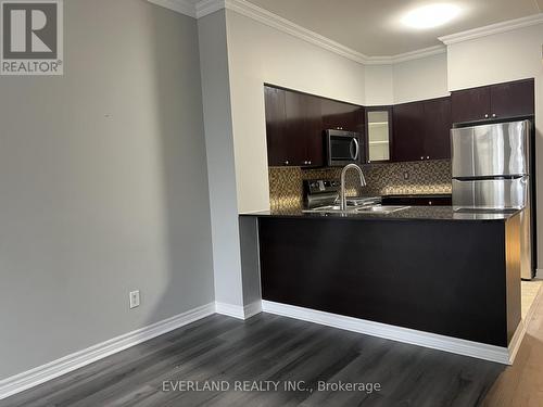 901 - 388 Prince Of Wales Drive, Mississauga, ON - Indoor Photo Showing Kitchen