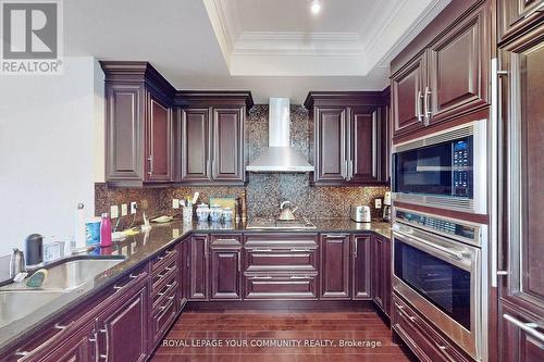 405 - 1717 Avenue Road, Toronto, ON - Indoor Photo Showing Kitchen With Double Sink With Upgraded Kitchen