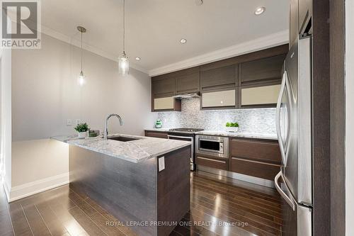 110 - 10360 Islington Avenue, Vaughan, ON - Indoor Photo Showing Kitchen With Upgraded Kitchen