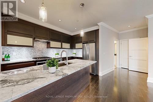 110 - 10360 Islington Avenue, Vaughan, ON - Indoor Photo Showing Kitchen With Upgraded Kitchen