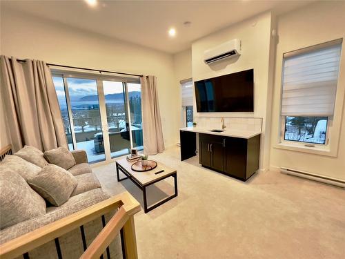 402-514 14Th Street, Invermere, BC - Indoor Photo Showing Living Room