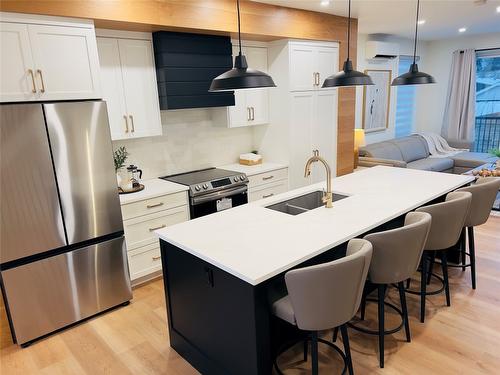 402-514 14Th Street, Invermere, BC - Indoor Photo Showing Kitchen With Double Sink With Upgraded Kitchen