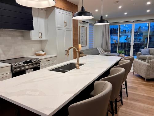 402-514 14Th Street, Invermere, BC - Indoor Photo Showing Kitchen With Double Sink With Upgraded Kitchen