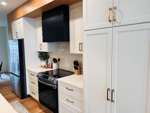 403-514 14Th Street, Invermere, BC - Indoor Photo Showing Kitchen