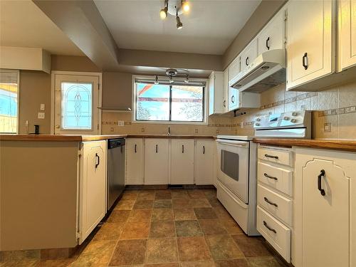 823 6Th Avenue, Kimberley, BC - Indoor Photo Showing Kitchen