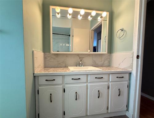 823 6Th Avenue, Kimberley, BC - Indoor Photo Showing Bathroom