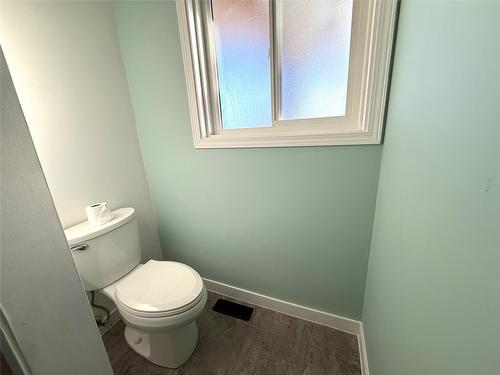 823 6Th Avenue, Kimberley, BC - Indoor Photo Showing Bathroom