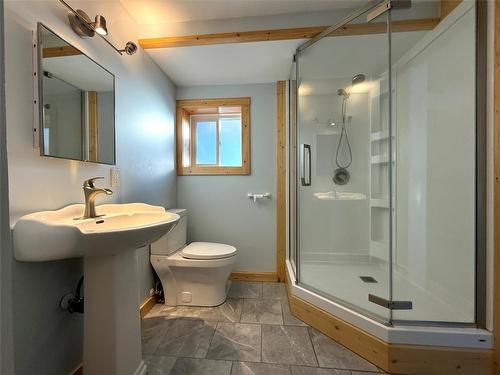 823 6Th Avenue, Kimberley, BC - Indoor Photo Showing Bathroom