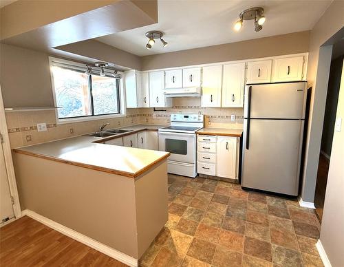 823 6Th Avenue, Kimberley, BC - Indoor Photo Showing Kitchen With Double Sink