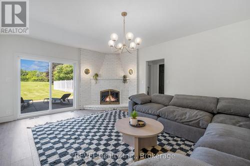 140 Tanbark Road, Niagara-On-The-Lake (105 - St. Davids), ON - Indoor Photo Showing Living Room With Fireplace