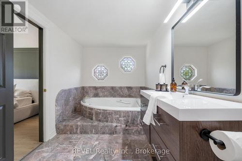 140 Tanbark Road, Niagara-On-The-Lake (105 - St. Davids), ON - Indoor Photo Showing Bathroom