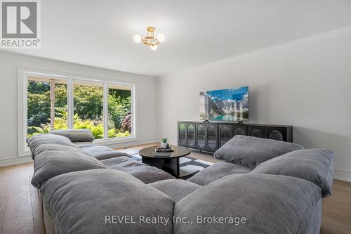 140 Tanbark Road, Niagara-On-The-Lake (105 - St. Davids), ON - Indoor Photo Showing Living Room