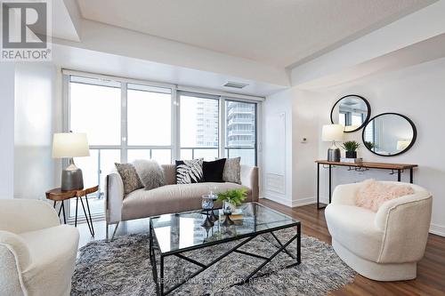 607 - 225 Village Green Square, Toronto, ON - Indoor Photo Showing Living Room