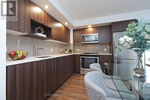 607 - 225 Village Green Square, Toronto, ON - Indoor Photo Showing Kitchen With Upgraded Kitchen