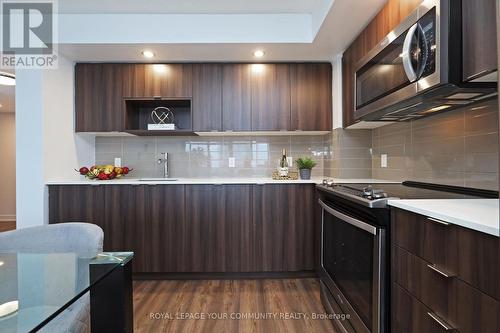 607 - 225 Village Green Square, Toronto, ON - Indoor Photo Showing Kitchen