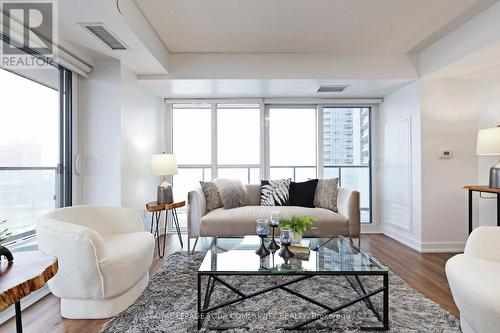 607 - 225 Village Green Square, Toronto, ON - Indoor Photo Showing Living Room