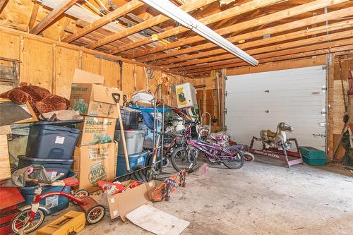 815 Graham Road, Kelowna, BC - Indoor Photo Showing Garage