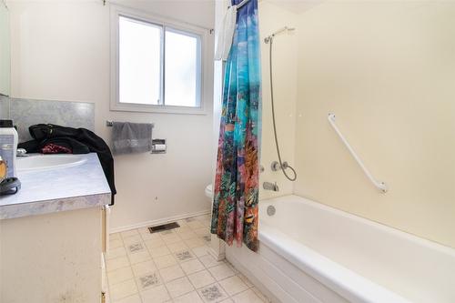 815 Graham Road, Kelowna, BC - Indoor Photo Showing Bathroom