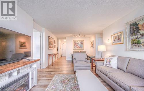 Living room featuring light hardwood / wood-style floors and a textured ceiling - 55 Green Valley Drive Drive Unit# 1806, Kitchener, ON - Indoor Photo Showing Living Room