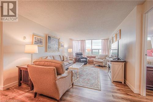 Living room featuring light hardwood / wood-style flooring and a textured ceiling - 55 Green Valley Drive Drive Unit# 1806, Kitchener, ON - Indoor Photo Showing Living Room