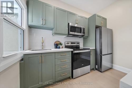 22 Windsor Street, Hamilton, ON - Indoor Photo Showing Kitchen