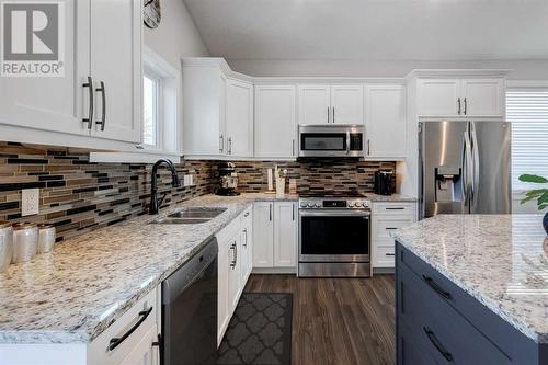 45 Mackenzie Way, Carstairs, AB - Indoor Photo Showing Kitchen With Double Sink With Upgraded Kitchen