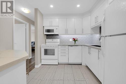 134 - 1496 Pilgrims Way, Oakville, ON - Indoor Photo Showing Kitchen