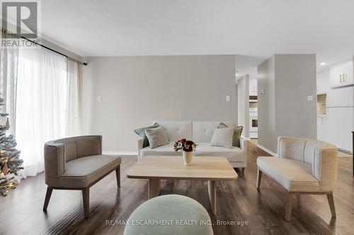 134 - 1496 Pilgrims Way, Oakville, ON - Indoor Photo Showing Living Room