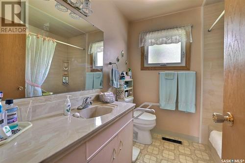 222 Lorne Street N, Regina, SK - Indoor Photo Showing Bathroom