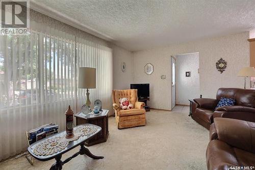 222 Lorne Street N, Regina, SK - Indoor Photo Showing Living Room