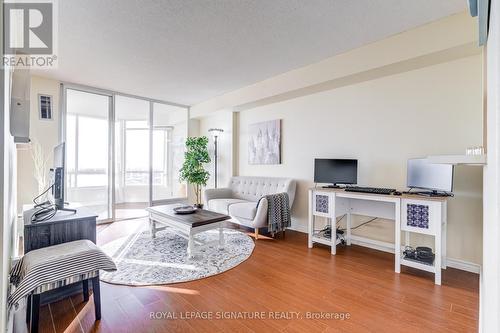 904 - 26 Hanover Road, Brampton, ON - Indoor Photo Showing Living Room