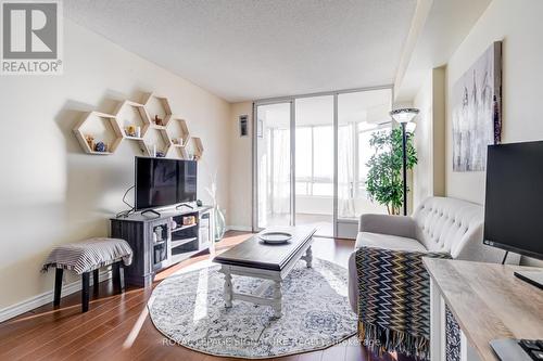 904 - 26 Hanover Road, Brampton, ON - Indoor Photo Showing Living Room