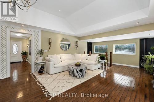 1 Birch Knoll Road, Georgina, ON - Indoor Photo Showing Living Room