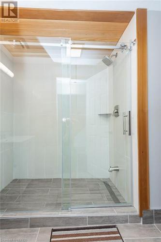 976 Premier Road, North Bay, ON - Indoor Photo Showing Bathroom