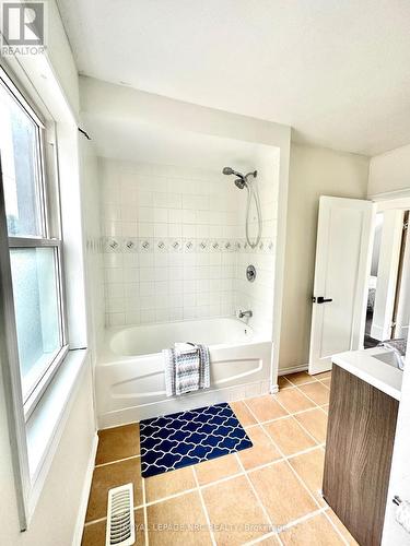 29 Wilson Street, St. Catharines (451 - Downtown), ON - Indoor Photo Showing Bathroom