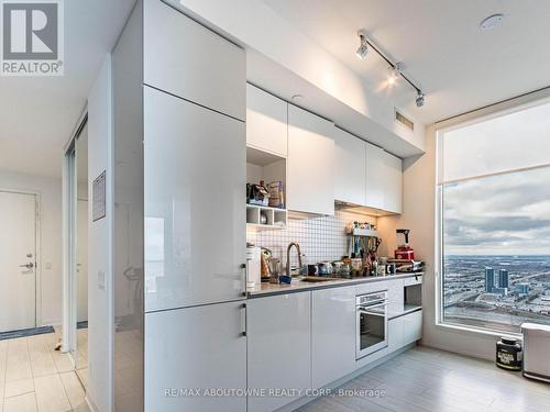 5910 - 5 Buttermill Avenue, Vaughan, ON - Indoor Photo Showing Kitchen